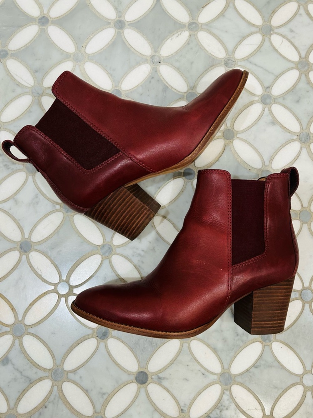 Madewell Carina Chelsea Boot in Cabernet Burgundy Leather Almond Toe - Size 7.5 - Picture 4 of 10